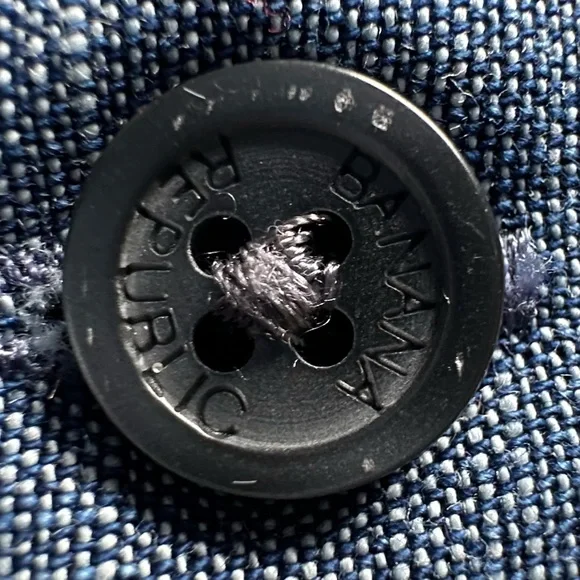 Banana Republic Chambray Denim Buttondown: Perfect Blend of Style & Comfort - Picture 6 of 9